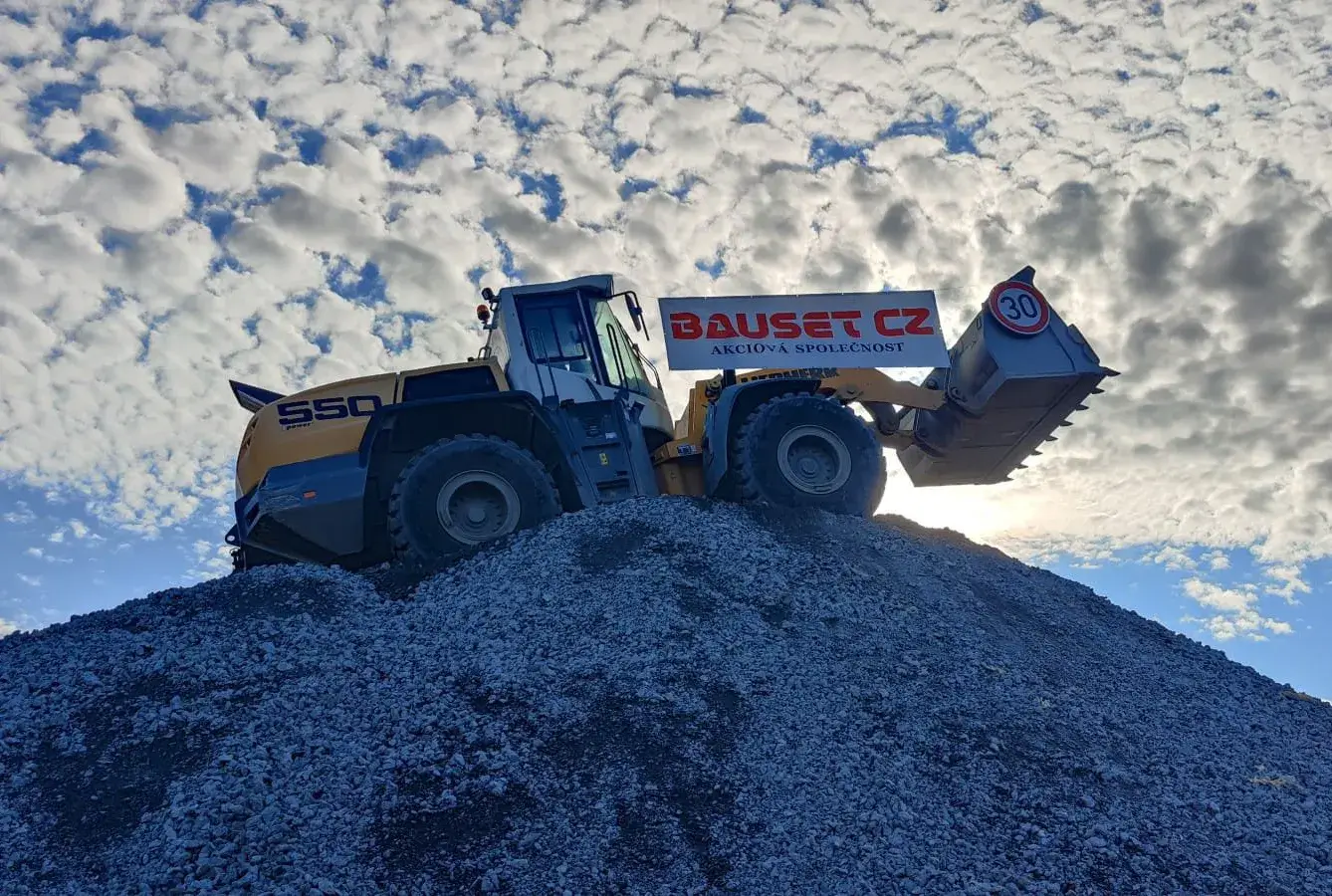 Těžký stroj na kupě zeminy